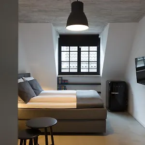 Apartment Square 8 